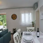D&M Apartment With Pool, Kostrena