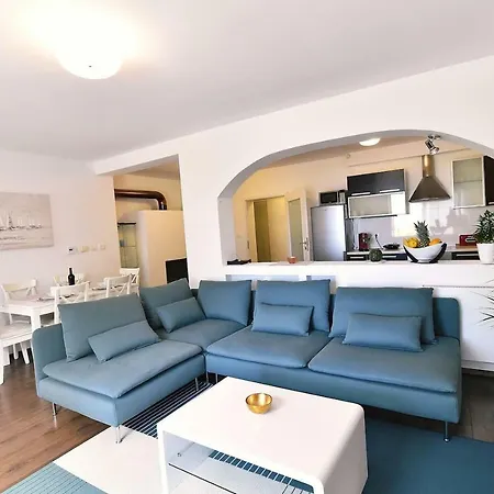 D&M Apartment With Pool, Kostrena 아파트